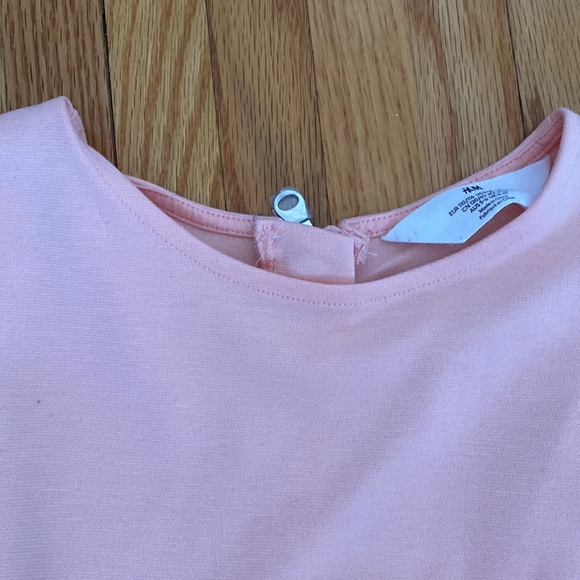 H&M size 4-6 girls dress. Peach with a horse print on the skirt - Picture 2 of 6